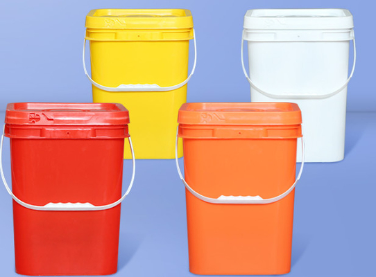 Ręcznik zawiera biały kwadratowy plastikowy naczynie dla zwiększonej funkcjonalności
