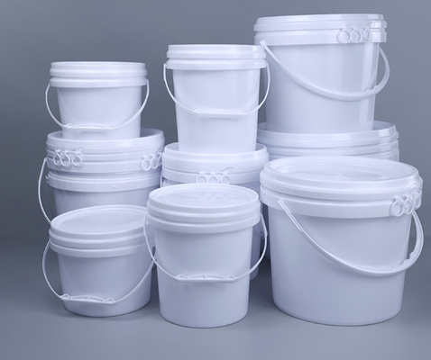 Plastikowe wiadra z uchwytami do ochrony przed szkodnikami i promieniami UV