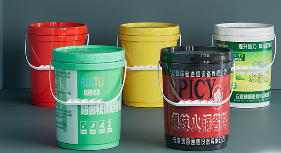 Ręcznik zawiera pięć galonów plastikowych wiaderek do odpornego na UV rozwiązania do przechowywania