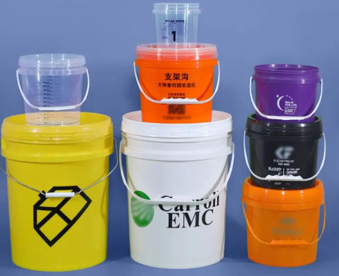 Zestaw białych plastikowych wiaderek o pojemności pięciu galonów