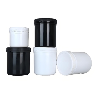 Plastikowy słoik o pojemności 1000 ml z zakręcaną pokrywką. Mocny i trwały.