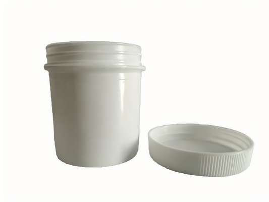 Szczelna butelka PET ze śrubową zakrętką i akcesoriami do słomki