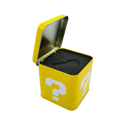 Prostokątne, blaszane pudełko, lekkie i kompaktowe, ułatwiające przechowywanie