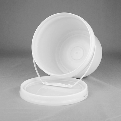 Malowanie ścian Okrągłe plastikowe wiadro 3,5 l o pojemności jednego galona z uchwytami